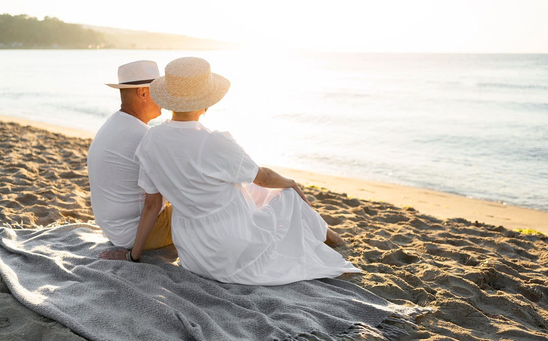Pareja relajándose en la playa