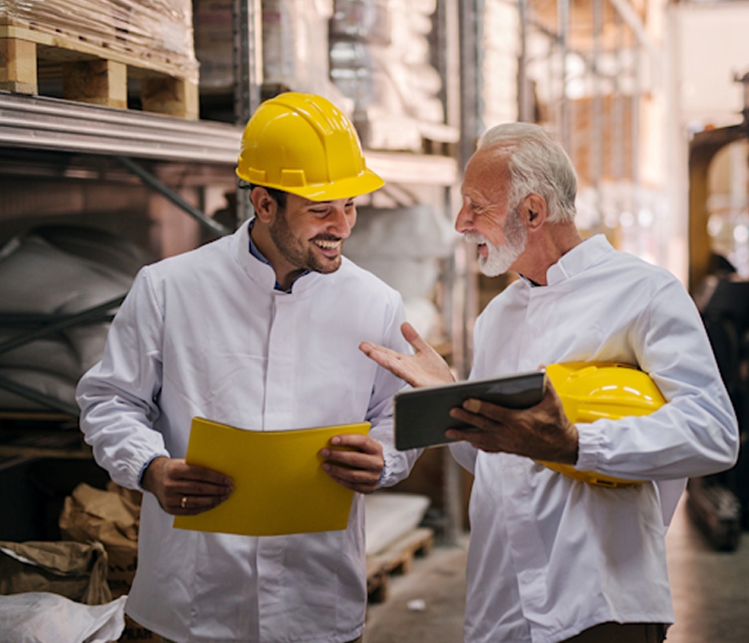 Trabajadores discutiendo materiales en una tableta