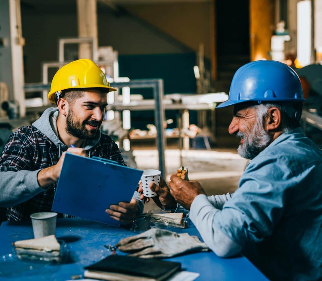 Trabajadores de la construcción hablando durante el almuerzo