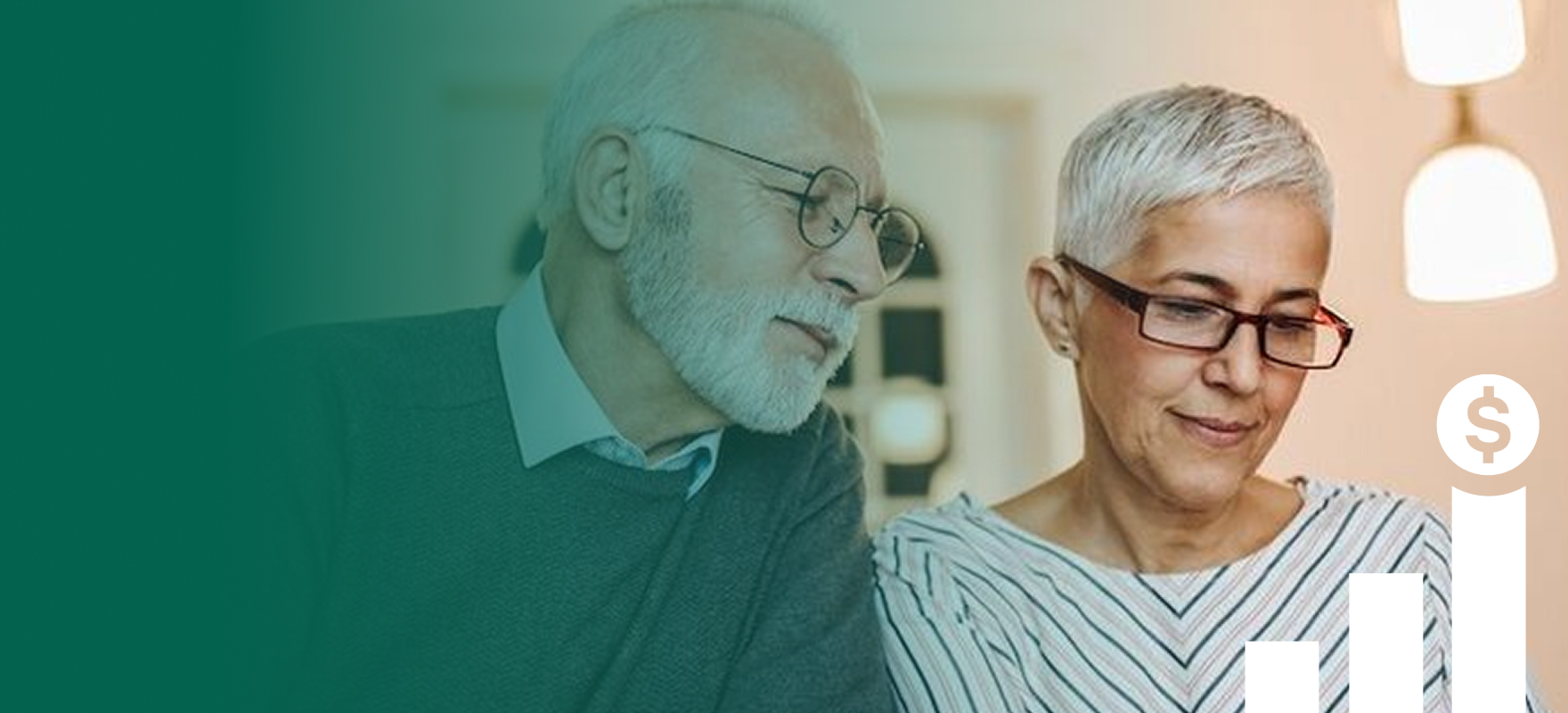 Pareja de adultos mayores sonriendo mientras revisan algo