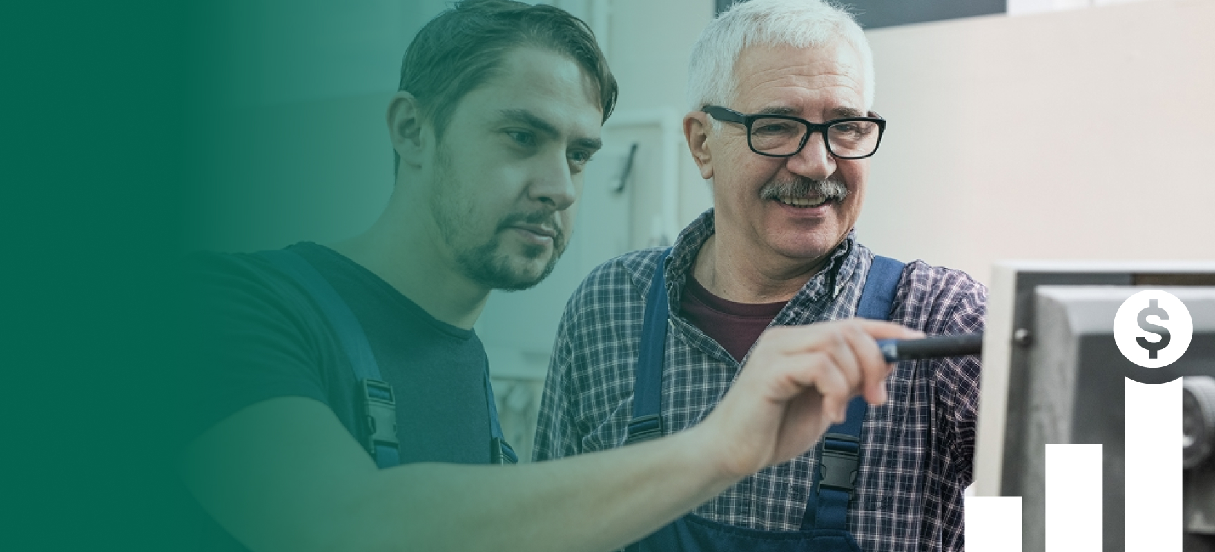 Dos trabajadores revisando una pantalla